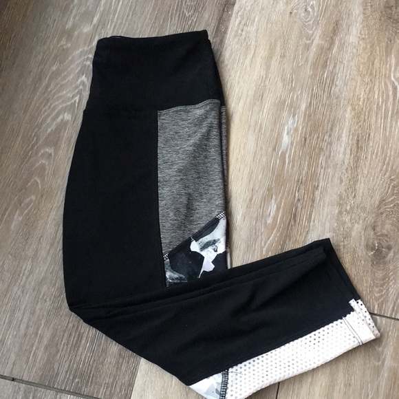 Capri Mesh Leggings - Picture 3 of 6